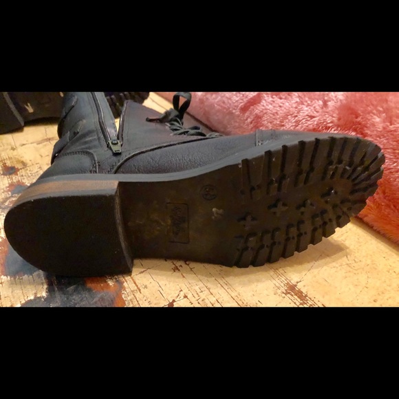 Boots - Picture 3 of 3